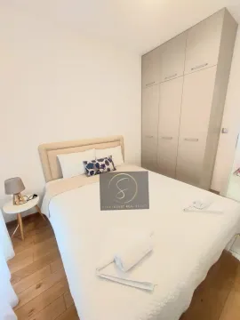 Furnished bedroom with a double bed and built-in wardrobe. - image 3