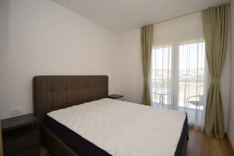 Spavaća soba sa bračnim krevetom i izlazom na terasu. - image 7