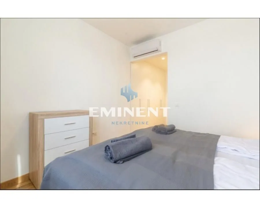 Izdavanje, trosoban stan, 86m², Savski Venac, Beograd