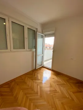 Prazna soba sa parketom i izlazom na terasu. - image 4