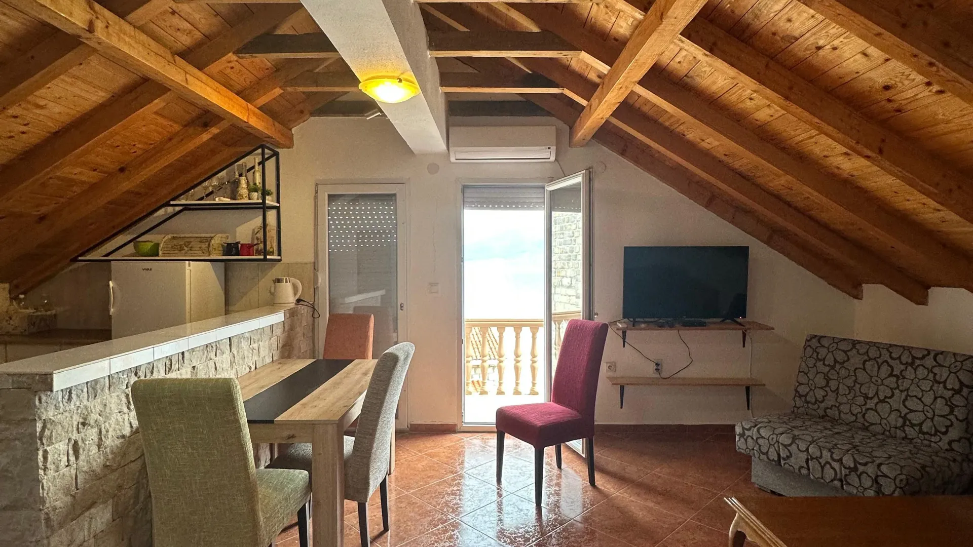 Izdavanje, kuća, 180m², Krašići, Tivat