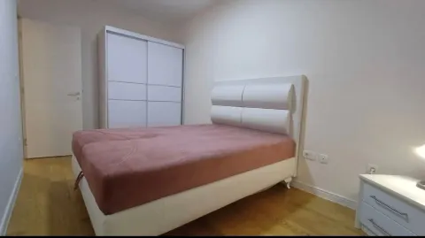 Namještena spavaća soba sa bračnim krevetom i ormarom. - image 6