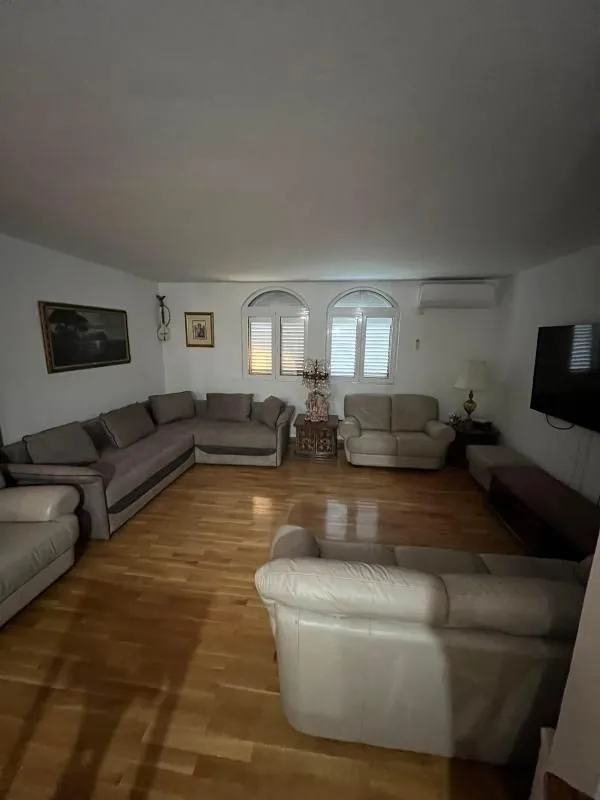 Izdavanje, kuća, 400m², Zlatica, Podgorica