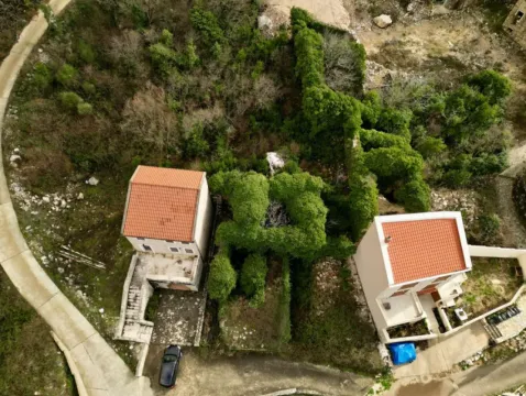 Pogled iz vazduha na objekte i okolno zemljište sa zelenilom. - image 2