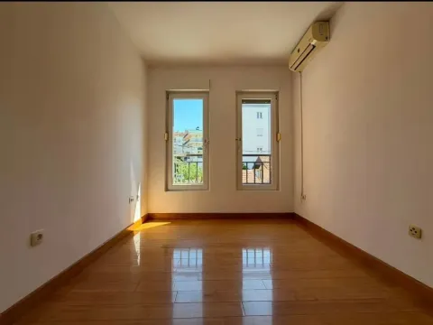 Rent, three bedroom apartment, 107m², Vezirov Most, Podgorica - image 6