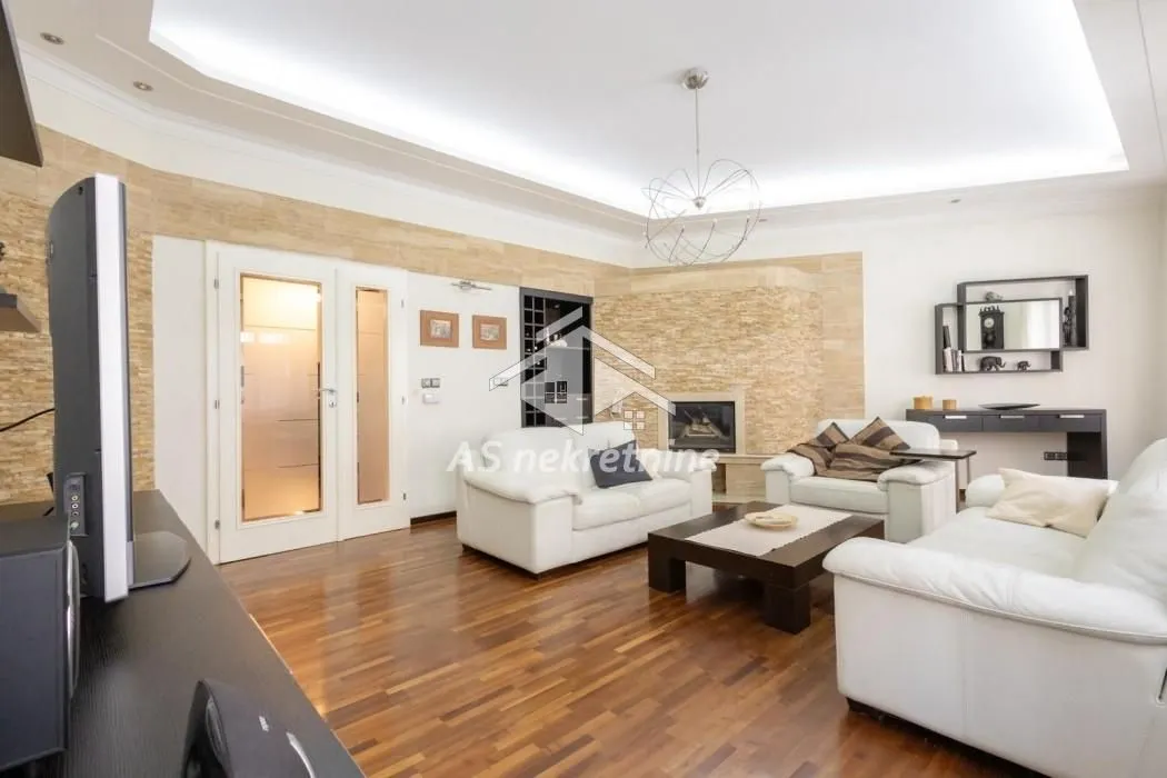 Izdavanje, četvorosoban stan, 140m², Obilićev Venac, Beograd