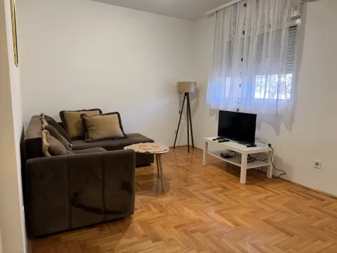 Rent, studio apartment, 28m², Stari Aerodrom, Podgorica - image 1