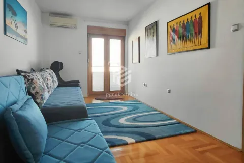 Dnevni boravak sa garniturom, tepihom i izlazom na terasu. - image 12