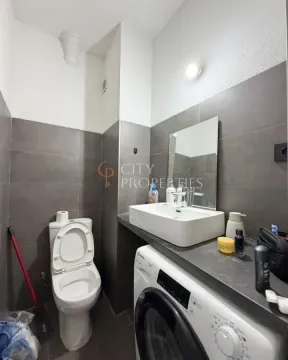 Manje kupatilo sa wc šoljom, umivaonikom i veš mašinom. - image 9