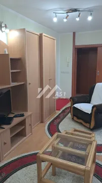 Dnevni boravak sa garniturom, drvenim nameštajem i plakarima. - image 4