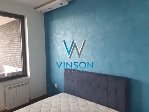 Spavaća soba sa bračnim krevetom i plavim zidom. - image 3