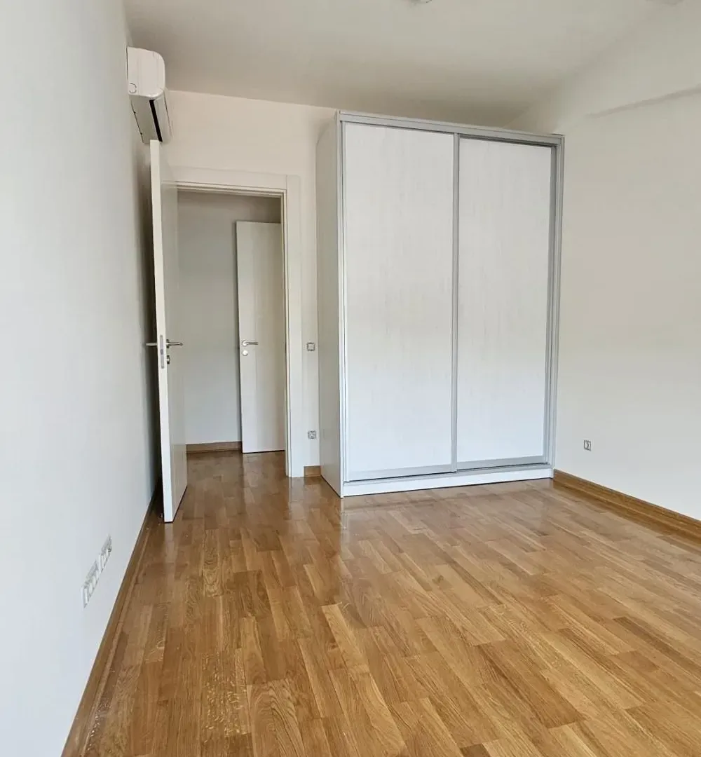 Izdavanje, četvorosoban stan, 157m², Savski Venac, Beograd