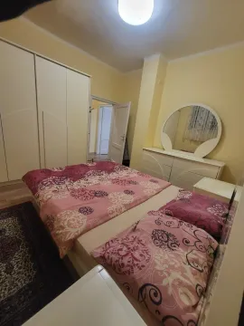 Spavaća soba sa bračnim krevetom, ormarom i toaletnim stolom sa ogledalom. - image 2