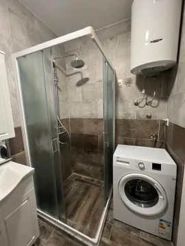 Kupatilo sa tuš kabinom, umivaonikom i veš mašinom. - image 10