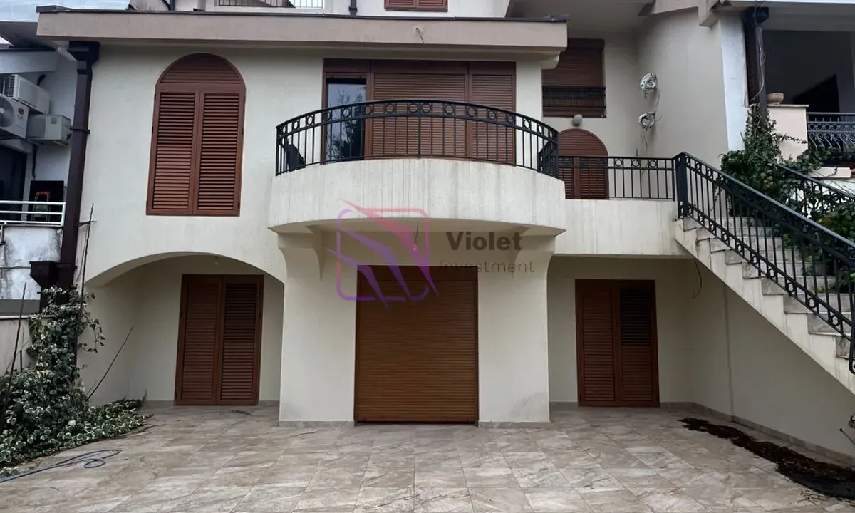 Prodaja, kuća, 400m², Gorica C, Podgorica