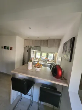 Moderna kuhinja sa šankom i trpezarijskim stolom. - image 7