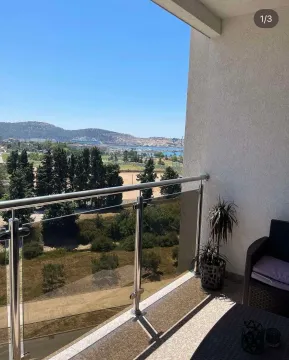Namješten balkon sa pogledom na prirodu i more. - image 8
