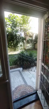 Pogled sa terase na uređeno dvorište i zelenilo. - image 11