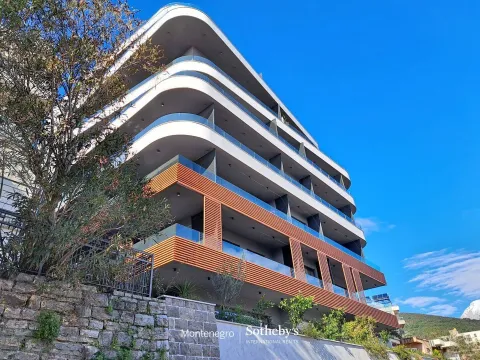 Pogled na modernu stambenu zgradu sa terasama i drvenim detaljima. - image 13