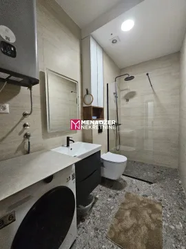 Moderne kupatilo sa tuš kabinom, umivaonikom i veš mašinom. - image 8