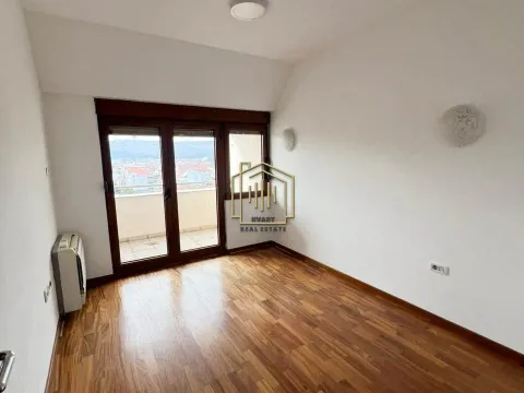 Prodaja, četvorosoban stan, 220m², Preko Morače, Podgorica - image 12