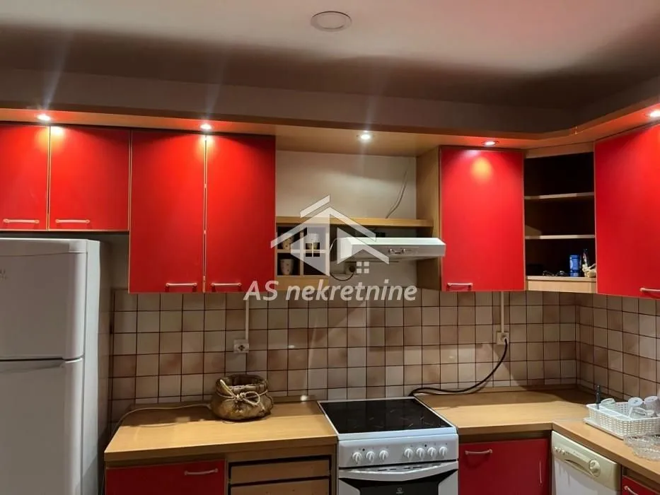 Izdavanje, trosoban stan, 120m², Uciteljsko Naselje, Zvezdara Sve Podlokacije