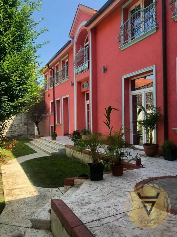 Izdavanje, kuća, 500m², Centar, Pančevo