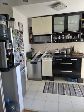 Kuhinja opremljena elementima u kombinaciji crne i bele boje i kućnim aparatima. - image 4