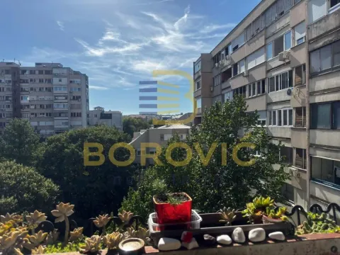 Pogled sa terase na okolne stambene zgrade i zelenilo. - image 10