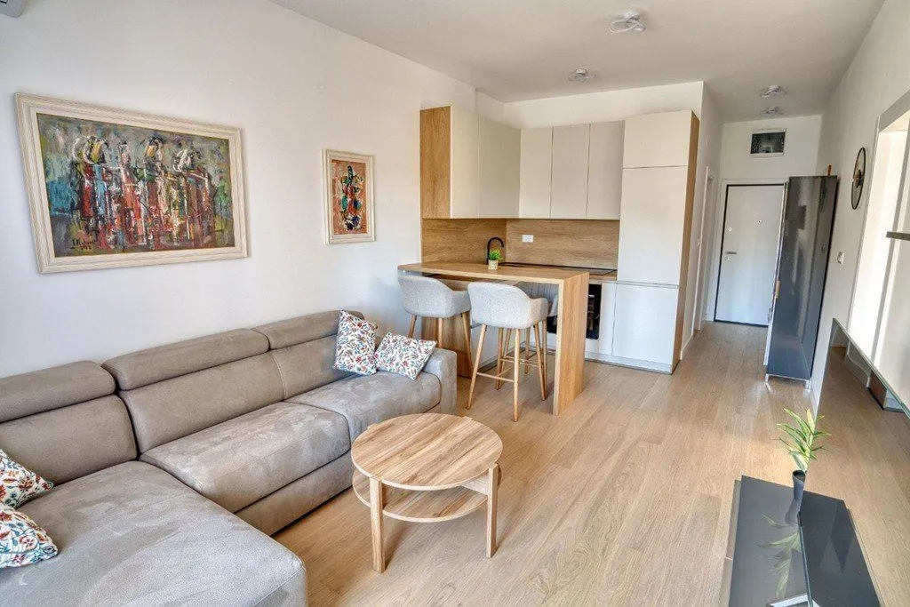 Izdavanje, jednosoban stan, 53m², Budva, Crna Gora