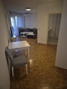 Pogled iz hodnika na dnevnu sobu sa garniturom i trpezarijskim stolom. - image 10