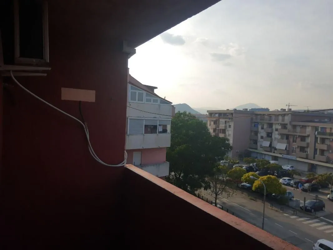Pogled sa terase na okolne zgrade i ulicu.