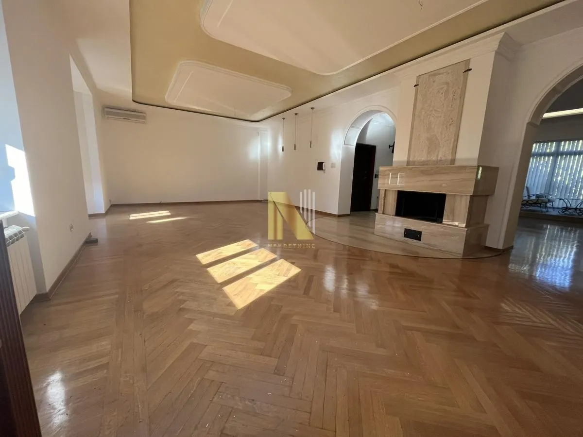 Izdavanje, četvorosoban stan, 213m², Centar, Novi Sad