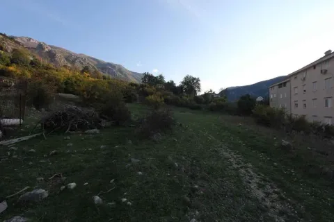 Zeleni plac u podnožju brda pored stambene zgrade. - image 13