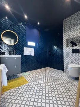 Moderne kupatilo sa tamnoplavim pločicama i tuš kabinom. - image 7