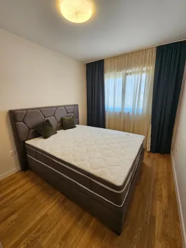 Spavaća soba sa bračnim krevetom, parketom i prozorom sa zavjesama. - image 6