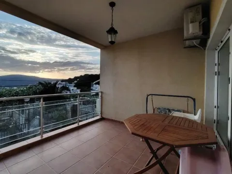 Natkriveni balkon sa garniturom za sedenje i pogledom na prirodu i okolinu. - image 12