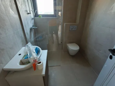 Novoopremljeno kupatilo sa umivaonikom, WC šoljom i tuš kabinom. - image 11