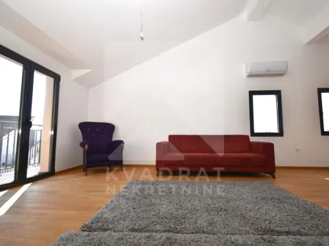 Izdavanje, četvorosoban stan, 150m2, Tološi, Podgorica
