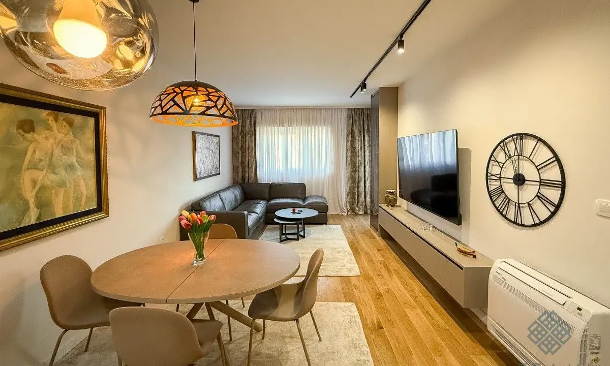 Izdavanje, dvosoban stan, 74m², Central Point, Podgorica