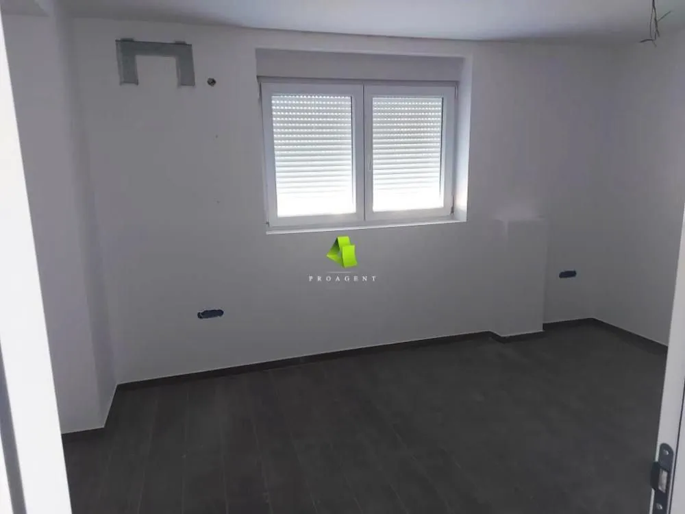 Rent, office space, 240m², Medijana, Niš