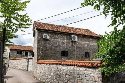 Pogled na tradicionalnu kamenu kuću sa dvorištem i ulicom u prvom planu. - image 8