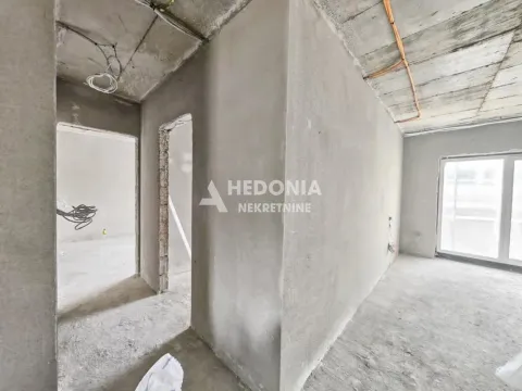 Pogled na neuređenu prostoriju u grubim radovima sa prozorom. - image 3