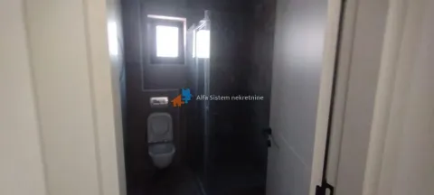 Pogled na kupatilo sa tuš kabinom i ugradnom wc šoljom. - image 4