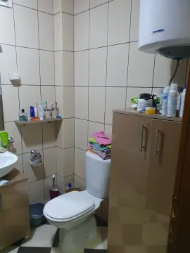 Malo kupatilo sa toaletom, ormarićem i bojlerom. - image 10