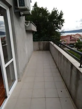 Dugačka terasa sa popločanim podom i pogledom na okolinu. - image 5
