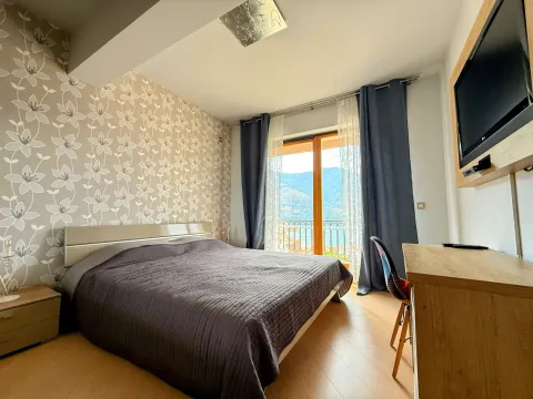 Namještena spavaća soba sa bračnim krevetom, radnim stolom i pogledom na more. - image 6