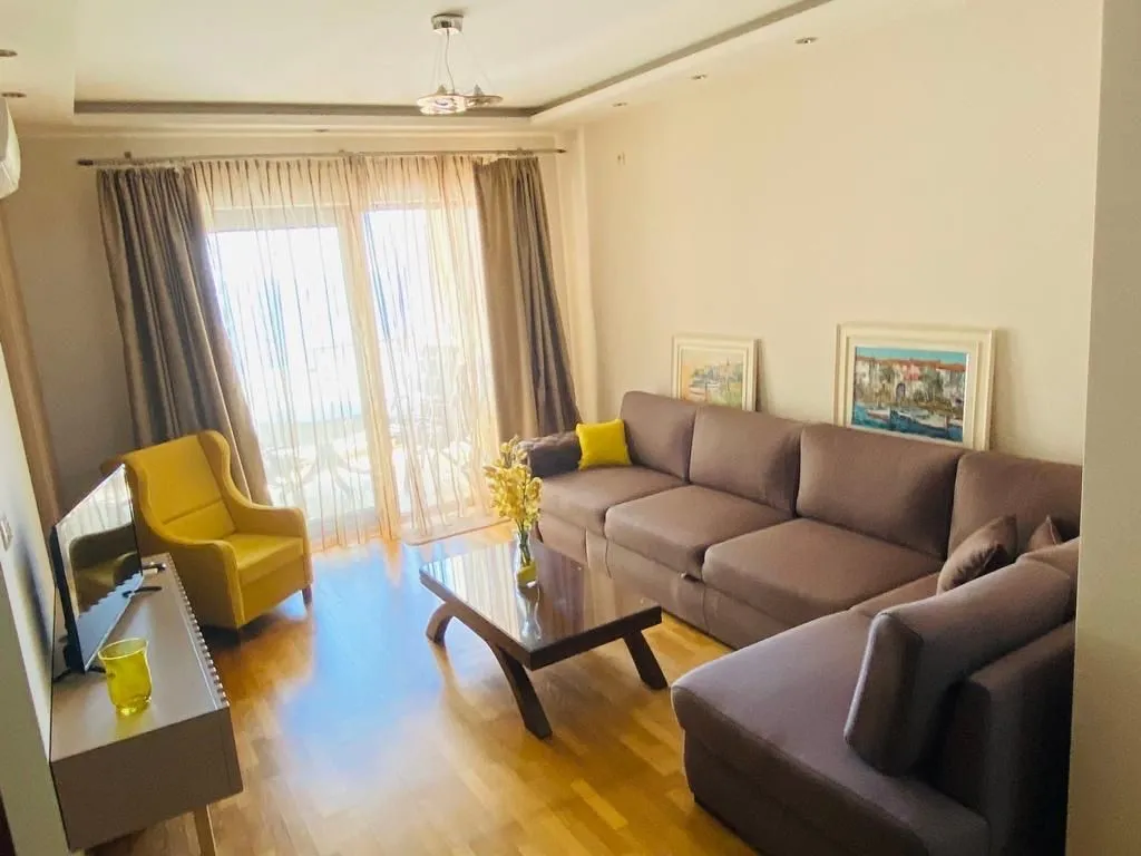 Rent, one bedroom apartment, 75m², Bečići, Budva