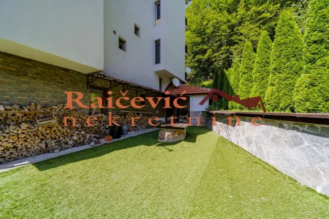 Pogled na dvorište zgrade sa složenim drvima za ogrev. - image 6