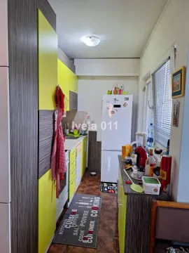 Manja uska kuhinja sa zelenim frontovima i belim frižiderom. - image 7